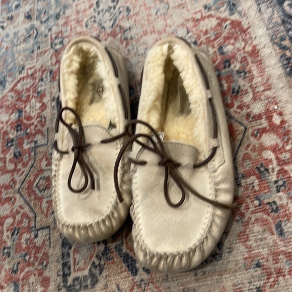 Women's Dakota slippers from UGG® - women’s size 10 - Picture 2 of 6